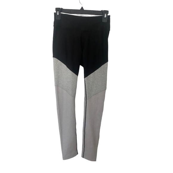 Outdoor Voices 7/8 Spring Colorblock Leggings in Black, Gray and White - Picture 3 of 6